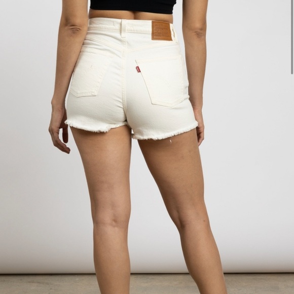 Levi's Ribcage Off White Shorts - Picture 3 of 6